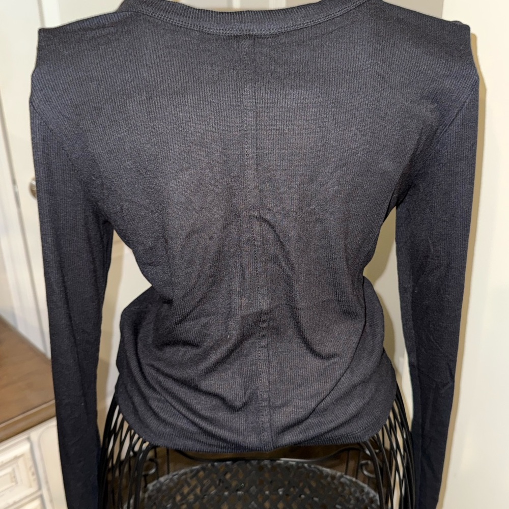 Universal Thread top - Picture 2 of 3